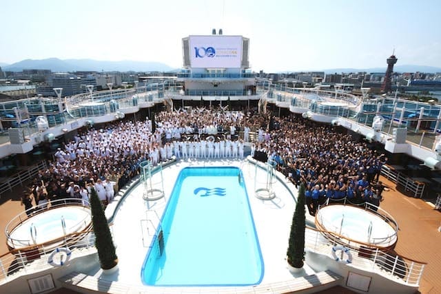 1. 公主邮轮员工共庆盛世公主号第100个运营航次