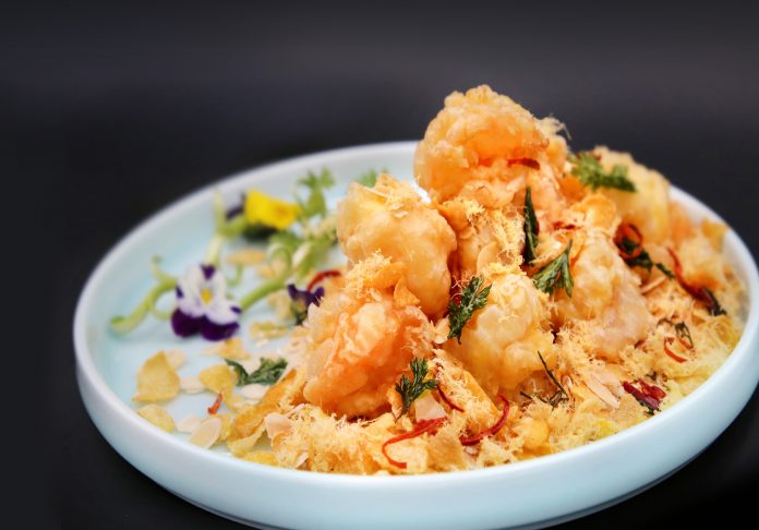 绿茶麦香虾球Deep-fried Prawns with Green Tea and Cereal