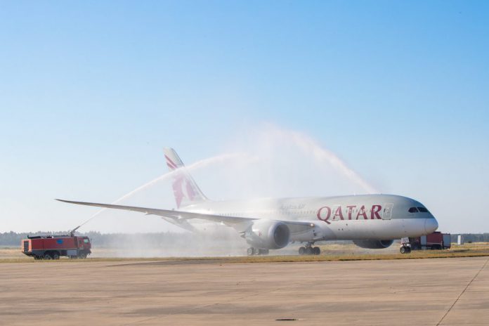 首航787落地接受水门仪式