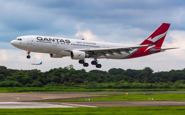 Qantas-Australia-Airbus-A330-arriving-at-Soekarno-Hatta-Intl-Airport-Jakarta